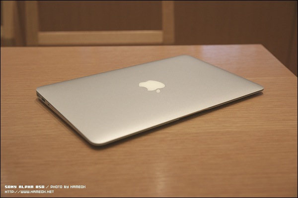 2011 Macbook Air 11.6" - i5 / 4GB / 128 GB SSD/ 1.08Kg